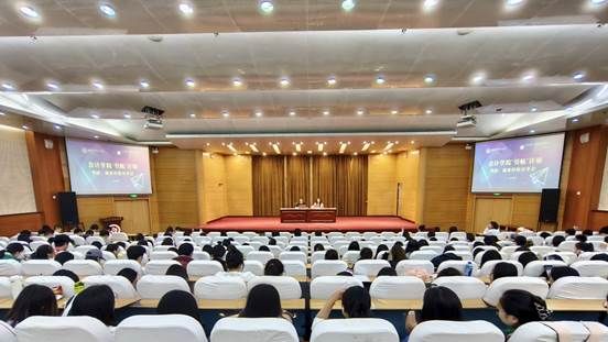 图片包含 室内, 天花板, 充满, 桌子AI 生成的内容可能不正确。